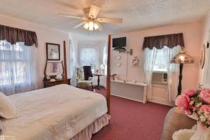 AndreasLizard Creek Inn的一间卧室配有一张床和吊扇