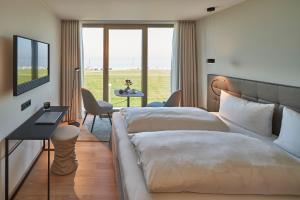诺德奈Hotel Misan的酒店客房设有两张床和大窗户。