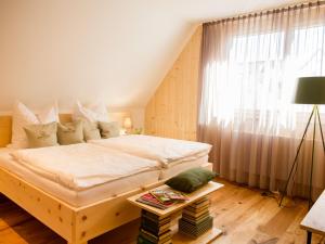 阿尔布斯塔特Krone Lautlingen的一间卧室设有一张大床和一个窗户。