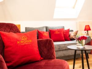 阿尔布斯塔特Krone Lautlingen的躺在沙发上的人,有红色枕头