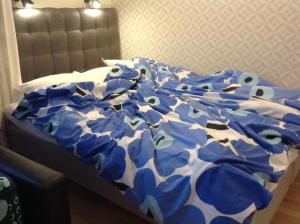 列维Lumi City Apartment的床上的蓝色和白色棉被