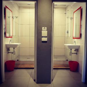 开普敦Ashanti Lodge Backpackers的配有两个盥洗盆和两个镜子的公共浴室
