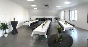 DunningenAlte Schmiede的大房间设有白色桌子和黑色椅子