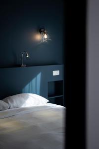 布鲁塞尔贝弗利山酒店的蓝色卧室,配有床和灯