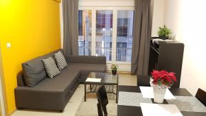布鲁塞尔切斯爱萨马拉菲利普公寓的客厅配有沙发和桌子