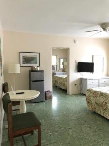 基韦斯特艾尔派提奥汽车旅馆的酒店客房设有一张桌子和一张床