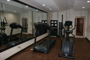 威奇托福尔斯Comfort Inn Wichita Falls Near University的健身房设有健身自行车和镜子