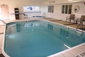 威奇托福尔斯Comfort Inn Wichita Falls Near University的大楼内一个蓝色的大型游泳池