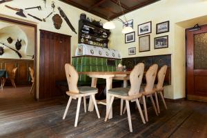 大基希海姆多拉赫多夫维特豪斯酒店的一间带木桌和椅子的用餐室