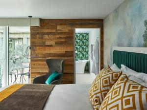 巴斯阿可仑普拉特酒店的一间卧室配有一张床和一堵木墙