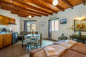 加藤-达拉特索狄奥村公寓的厨房以及带沙发和桌子的客厅。