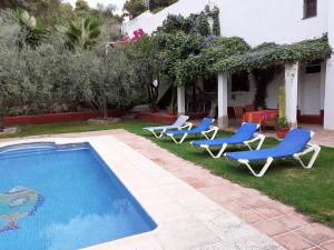 蒙地卡罗Casa del Lavadero的一个带躺椅的游泳池以及一座房子