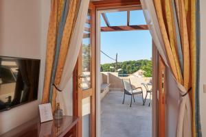 察夫塔特Villa Sole的从带阳台的房子的走廊上可欣赏到风景