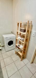 TalangeBrit's Studio的洗衣房配有洗衣机和架子