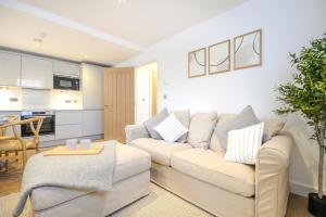 切斯特Concorde House Luxury Apartments - Chester的客厅配有白色的沙发和桌子