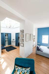 西迪·布·赛义德La Villa Des Oliviers的客厅拥有蓝色的墙壁和蓝色的沙发