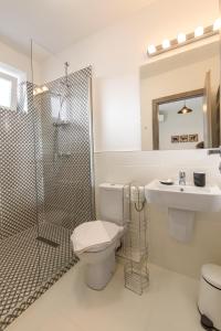 克卢日-纳波卡TamTam Urban的带淋浴、卫生间和盥洗盆的浴室