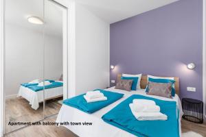 奥帕提亚Apartments Liana的一间带大镜子和床的卧室