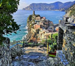 斯培西亚Sea & Culture - 5 Terre La Spezia的海边小山上的一个村庄