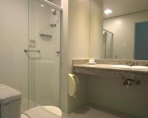 卡宁德圣弗朗西斯科Xingó Parque Hotel的浴室配有卫生间、盥洗盆和淋浴。