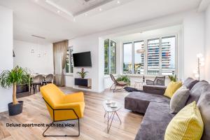 奥帕提亚Apartments Liana的客厅配有灰色的沙发和黄色的椅子