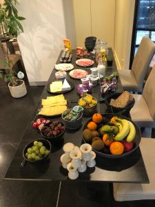 尼乌波特‘t Ponton的一张桌子,上面放着许多碗水果和蔬菜