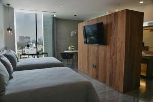 瓜达拉哈拉Suites BQ的酒店客房设有两张床和一台平面电视。