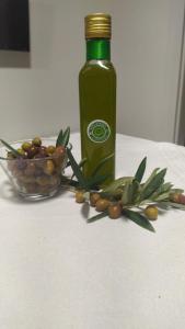 科哥莱托Agrifazenda的一瓶橄榄油,旁边是一碗橄榄