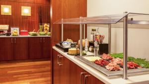 米兰米兰加里波蒂站假日酒店的自助餐,包括柜台上的肉类和其他食物