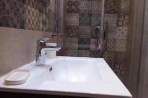 那不勒斯Casa Ferdinando apartment的一间带水槽和淋浴的浴室