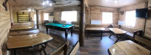 德拉格布拉特Alpin Eco Chalet & Wellness的小屋内的房间,设有台球桌和长凳