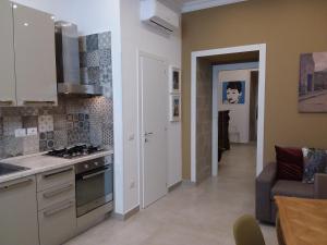 那不勒斯Casa Ferdinando apartment的一间带炉灶的厨房 客厅旁的顶级烤箱