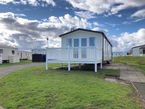 泰恩河畔纽卡斯尔Whitley bay 4 berth Caravan的草场上的小房子