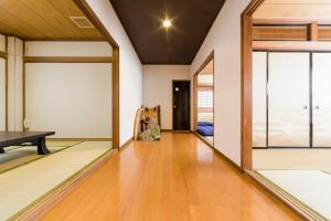 静冈Tessen Guesthouse的客厅配有桌子和镜子