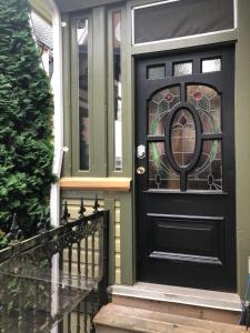 维多利亚Robert Porter House Inn的一间房子上带彩色玻璃窗的黑色门