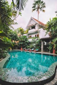 玛琅Hotel Tugu Malang - CHSE Certified的房屋前的游泳池