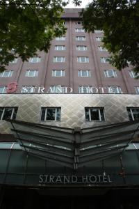 新加坡Strand Hotel的宏伟酒店前的标志