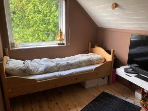 克里斯蒂安桑Aid og Svein’ s sentrumsnære panorama hjem的一间卧室设有一张大床和大窗户