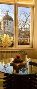 索非亚Sweet home in the heart of Sofia的一张桌子,一个桌子,一个窗口,一个桌子,一个四面体