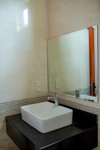 河江LUXURY HOSTEL的浴室设有白色水槽和镜子