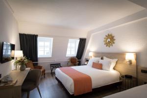 斯特拉斯堡Hotel Rohan, Centre Cathédrale的配有一张床和一张书桌的酒店客房