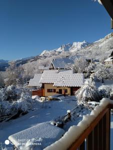 布里昂松Chez Bear的山地雪覆盖的房子