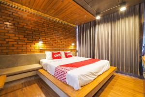 Ban KoOYO 75368 Demadre Resort的一间卧室配有一张带红色枕头的床