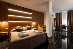 利尼亚诺萨比亚多罗马雷酒店的酒店的客房 - 带两张枕头的床