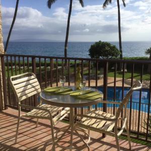 基黑Kihei Beach Resort 201的阳台配有桌椅