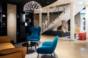 沃恩-罗曼尼乐利斯铂尔格酒店，餐厅及Spa中心的大堂设有蓝色椅子和楼梯