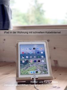 蒂罗尔-泽费尔德Bio Ferienwohnung am Wildsee in Seefeld的坐在桌子上的盒子里的ipad