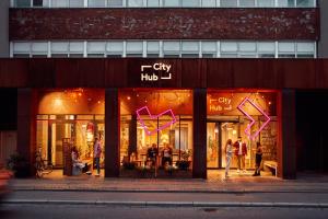 哥本哈根CityHub Copenhagen的一家商店前,晚上有人站在外面