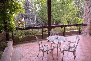 Chtaura马萨布基酒店的天井配有桌椅和国旗
