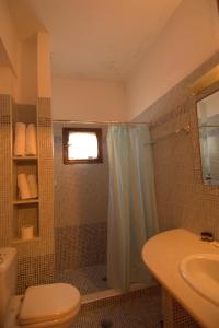 埃拉蒂特里卡隆克鲁皮酒店的带淋浴、卫生间和盥洗盆的浴室